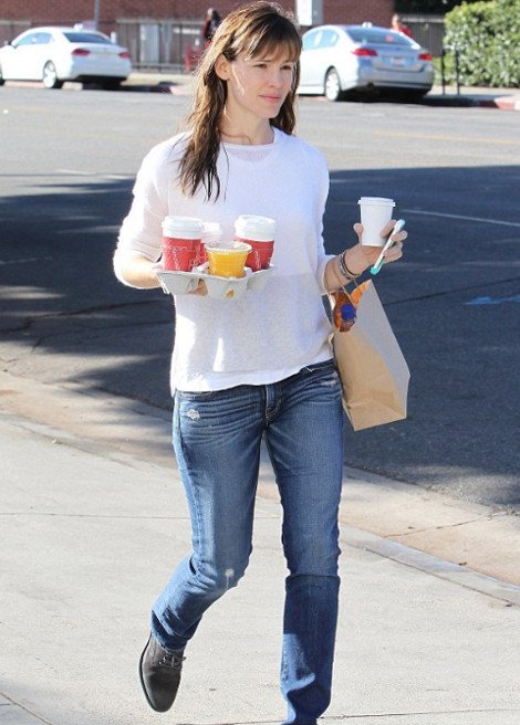 Η Τζένιφερ Γκάρνερ χωρίς μακιγιάζ μοιάζει με το... κορίτσι της διπλανής πόρτας [εικόνες] | iefimerida.gr 3