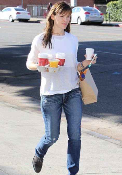 Η Τζένιφερ Γκάρνερ χωρίς μακιγιάζ μοιάζει με το... κορίτσι της διπλανής πόρτας [εικόνες] | iefimerida.gr 4