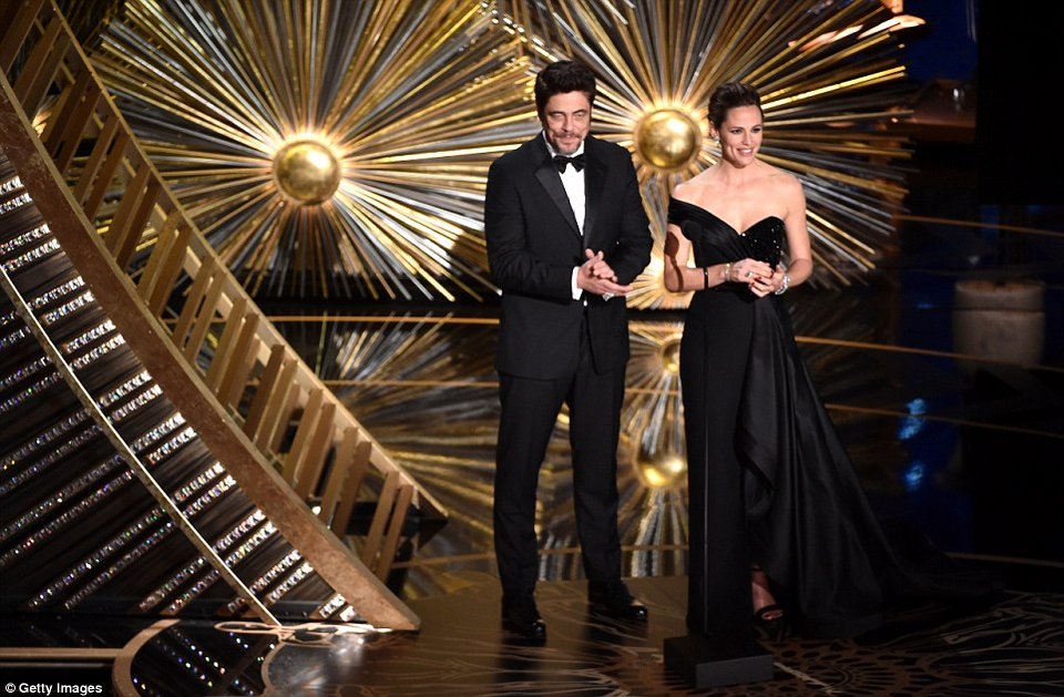 Οσκαρ 2016: Η σούπερ σέξι Τζένιφερ Γκάρνερ «έστειλε» τον πρώην της Μπεν Αφλεκ [εικόνες] | iefimerida.gr 6