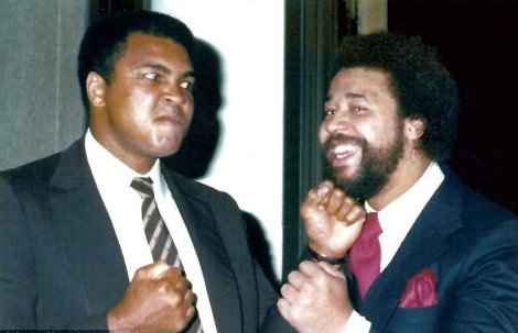 Ενας θεότρελος κυνηγός σταρ: Εχει φωτογραφηθεί με περισσότερες από 5.000 διασημότητες σε 50 χρόνια [εικόνες] | iefimerida.gr 0