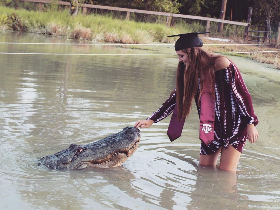 Φοιτήτρια πόζαρε με τεράστιο αλιγάτορα για να γιορτάσει την αποφοίτησή της [εικόνες & βίντεο]  | iefimerida.gr 1