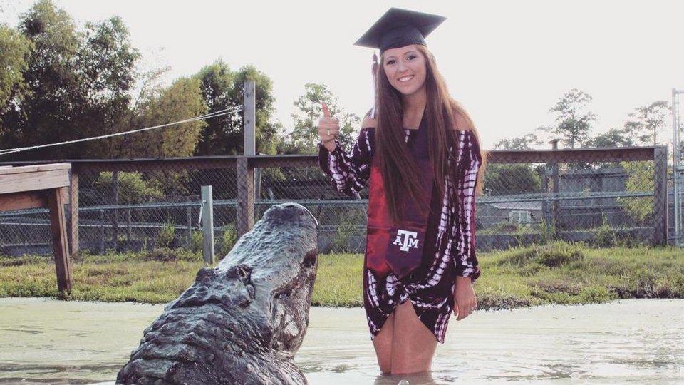 Φοιτήτρια πόζαρε με τεράστιο αλιγάτορα για να γιορτάσει την αποφοίτησή της [εικόνες & βίντεο]  | iefimerida.gr 0