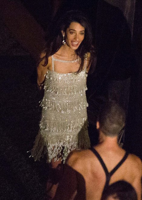 Οταν η Αμάλ Αλαμουντίν πέταξε το νυφικό της -Το εκπληκτικό μίνι, τσάρλεστον φόρεμα που έβαλε για να χορέψει σαν τρελή στο γαμήλιο πάρτι της [εικόνες] | iefimerida.gr 1