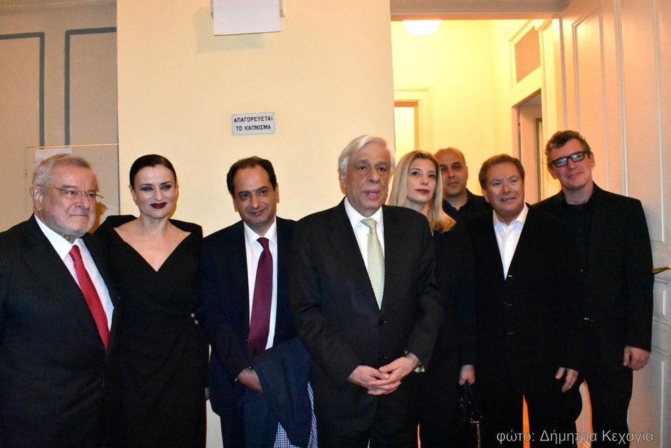 Ο Παυλόπουλος με την κόρη του σε μουσική παράσταση για τον Γκάτσο [εικόνες] | iefimerida.gr 1