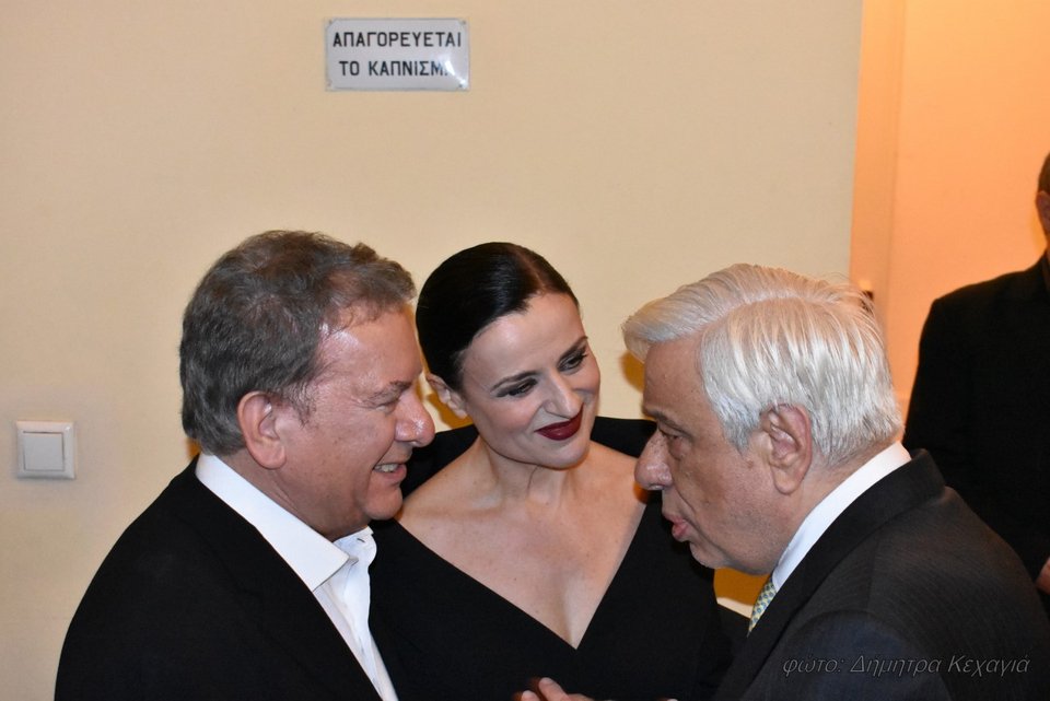 Ο Παυλόπουλος με την κόρη του σε μουσική παράσταση για τον Γκάτσο [εικόνες] | iefimerida.gr 2