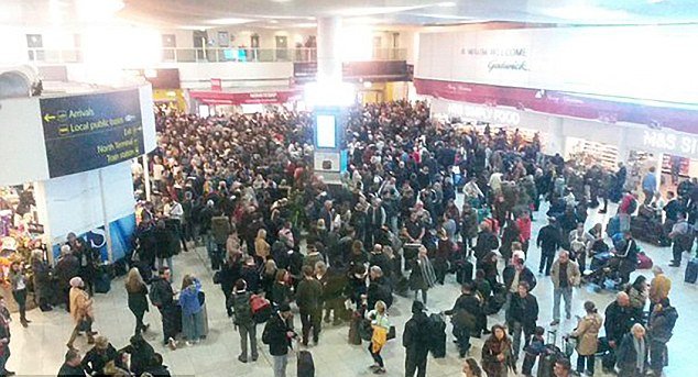 Ενας Γάλλος με δύο όπλα προκάλεσε το συναγερμό στο αεροδρόμιο Γκάτγουικ του Λονδίνου [εικόνες] | iefimerida.gr 0