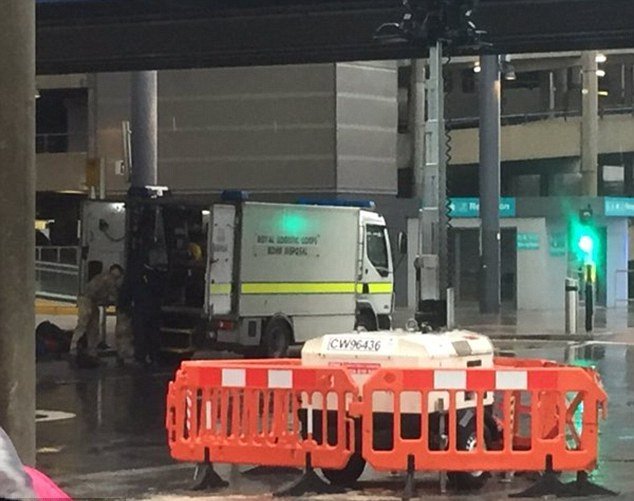 Ενας Γάλλος με δύο όπλα προκάλεσε το συναγερμό στο αεροδρόμιο Γκάτγουικ του Λονδίνου [εικόνες] | iefimerida.gr 1