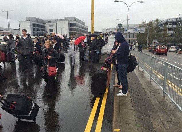 Ενας Γάλλος με δύο όπλα προκάλεσε το συναγερμό στο αεροδρόμιο Γκάτγουικ του Λονδίνου [εικόνες] | iefimerida.gr 4