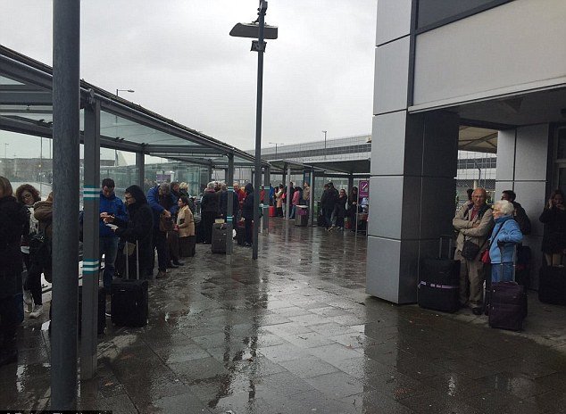 Ενας Γάλλος με δύο όπλα προκάλεσε το συναγερμό στο αεροδρόμιο Γκάτγουικ του Λονδίνου [εικόνες] | iefimerida.gr 5