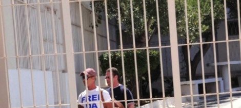 Τι έγραφε η μπλούζα που φορούσε ο Λάκης Γαβαλάς στην αποφυλάκισή του [εικόνες] | iefimerida.gr 0