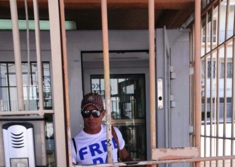 Τι έγραφε η μπλούζα που φορούσε ο Λάκης Γαβαλάς στην αποφυλάκισή του [εικόνες] | iefimerida.gr 1