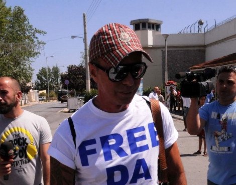 Τι έγραφε η μπλούζα που φορούσε ο Λάκης Γαβαλάς στην αποφυλάκισή του [εικόνες] | iefimerida.gr 2