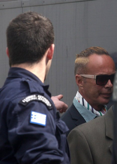 Στα δικαστήρια, ηλιοκαμένος και με νέο λουκ ο Λάκης Γαβαλάς [εικόνες]  | iefimerida.gr 0