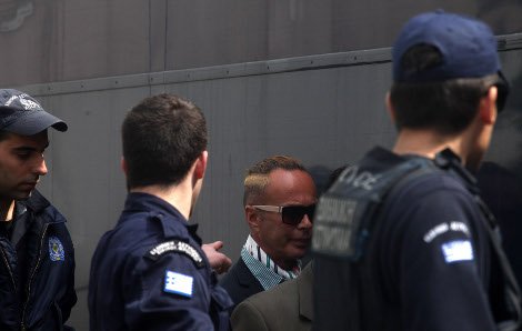 Στα δικαστήρια, ηλιοκαμένος και με νέο λουκ ο Λάκης Γαβαλάς [εικόνες]  | iefimerida.gr 1