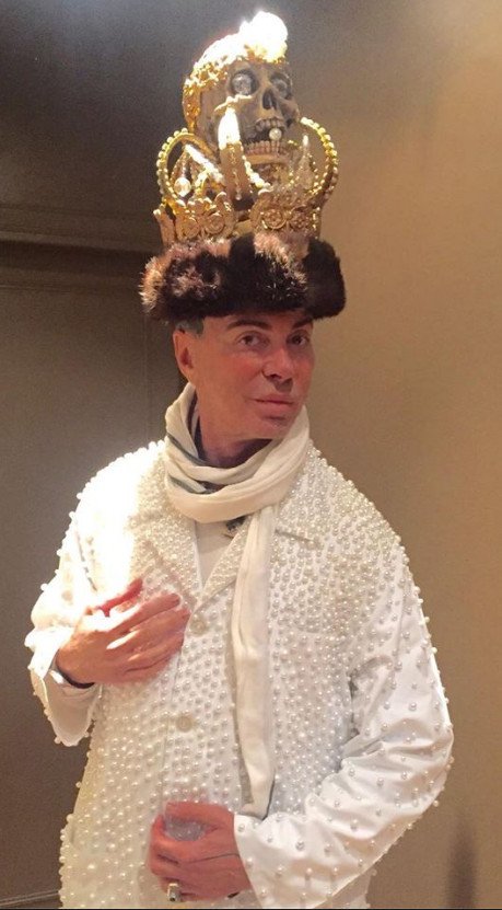 Η απίστευτη ανάρτηση-σχόλιο του Λάκη Γαβαλά για την περιφορά του νεκρού Μητροπολίτη [εικόνα] | iefimerida.gr 0