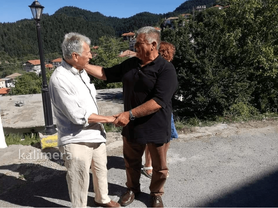 Συνάντησε φίλους και συνομίλησε με κόσμο