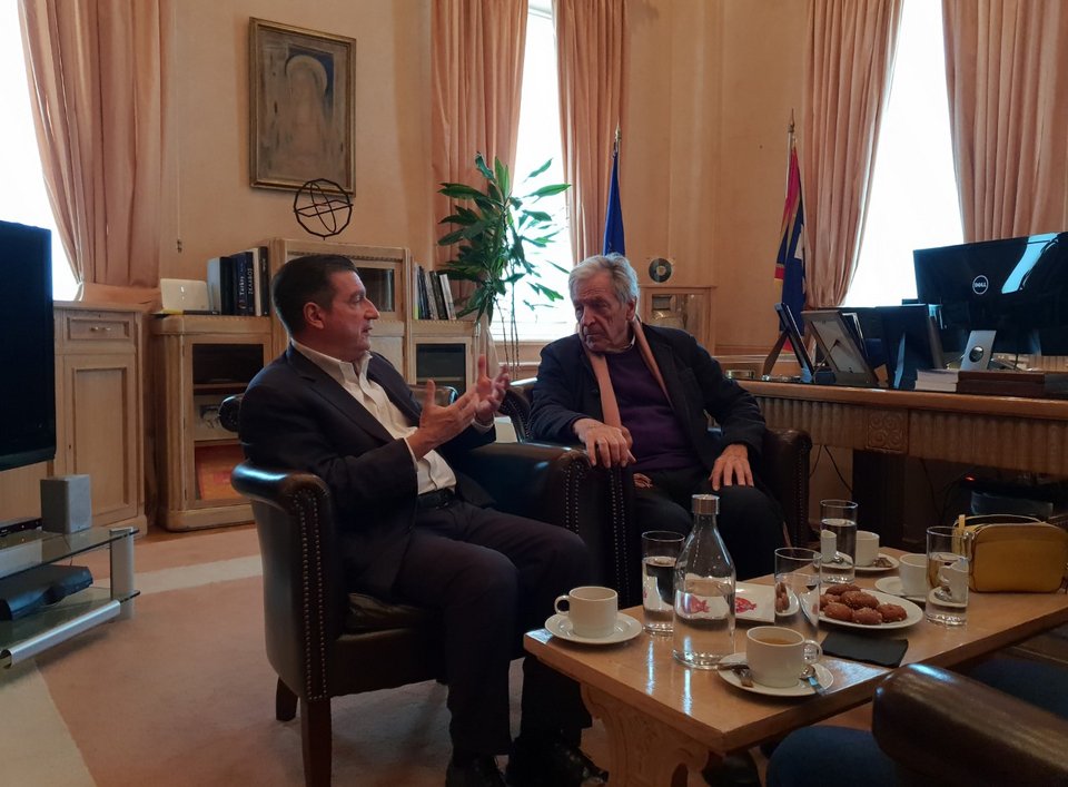 Μελομακάρονα και κουβεντούλα για τη νέα του ταινία με τον Γιώργο Καμίνη
