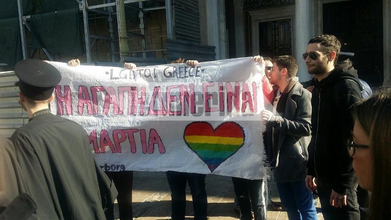 Διαμαρτυρία ομοφυλοφίλων: Ντύθηκαν παπάδες και άρχισαν να φιλιούνται έξω από τη Μητρόπολη -Ενταση με περαστικούς [εικόνες & βίντεο] | iefimerida.gr 0