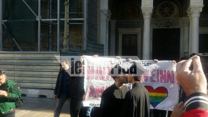 Διαμαρτυρία ομοφυλοφίλων: Ντύθηκαν παπάδες και άρχισαν να φιλιούνται έξω από τη Μητρόπολη -Ενταση με περαστικούς [εικόνες & βίντεο] | iefimerida.gr 1
