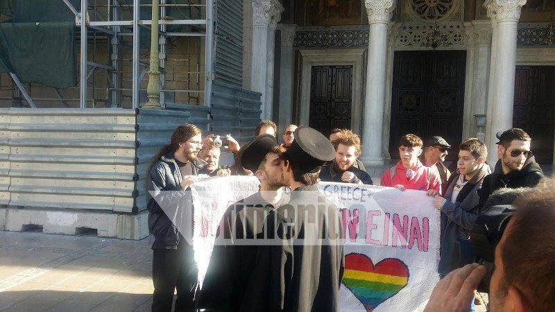 Διαμαρτυρία ομοφυλοφίλων: Ντύθηκαν παπάδες και άρχισαν να φιλιούνται έξω από τη Μητρόπολη -Ενταση με περαστικούς [εικόνες & βίντεο] | iefimerida.gr 2