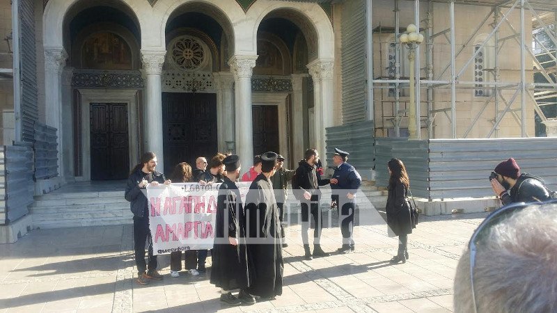 Διαμαρτυρία ομοφυλοφίλων: Ντύθηκαν παπάδες και άρχισαν να φιλιούνται έξω από τη Μητρόπολη -Ενταση με περαστικούς [εικόνες & βίντεο] | iefimerida.gr 3