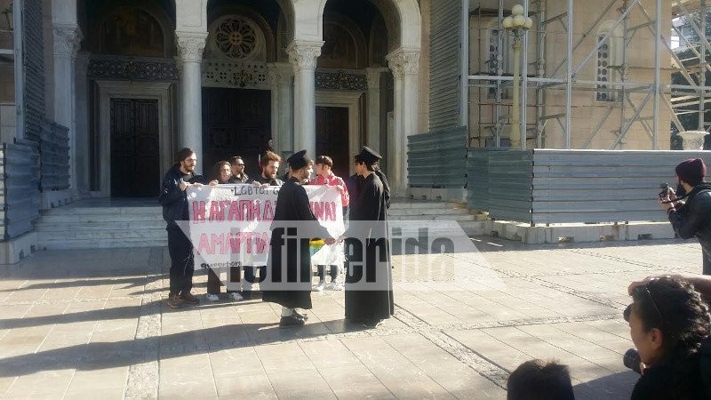 Διαμαρτυρία ομοφυλοφίλων: Ντύθηκαν παπάδες και άρχισαν να φιλιούνται έξω από τη Μητρόπολη -Ενταση με περαστικούς [εικόνες & βίντεο] | iefimerida.gr 4