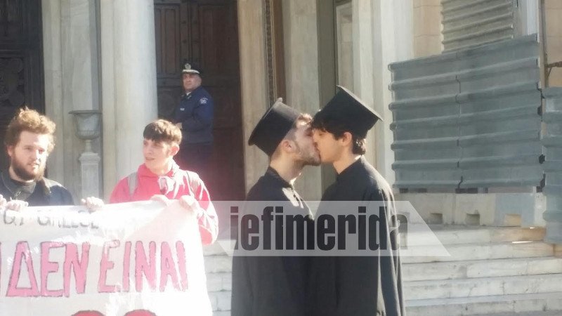 Διαμαρτυρία ομοφυλοφίλων: Ντύθηκαν παπάδες και άρχισαν να φιλιούνται έξω από τη Μητρόπολη -Ενταση με περαστικούς [εικόνες & βίντεο] | iefimerida.gr 5