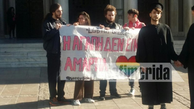 Διαμαρτυρία ομοφυλοφίλων: Ντύθηκαν παπάδες και άρχισαν να φιλιούνται έξω από τη Μητρόπολη -Ενταση με περαστικούς [εικόνες & βίντεο] | iefimerida.gr 6