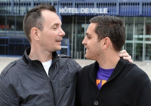 Βούλιαξε το Μονπελιέ από τηλεοράσεις και ρεπόρτερ για τον πρώτο γκέι γάμο στη Γαλλία [εικόνες] | iefimerida.gr 0