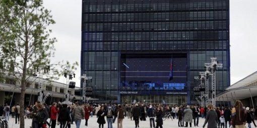 Βούλιαξε το Μονπελιέ από τηλεοράσεις και ρεπόρτερ για τον πρώτο γκέι γάμο στη Γαλλία [εικόνες] | iefimerida.gr 1