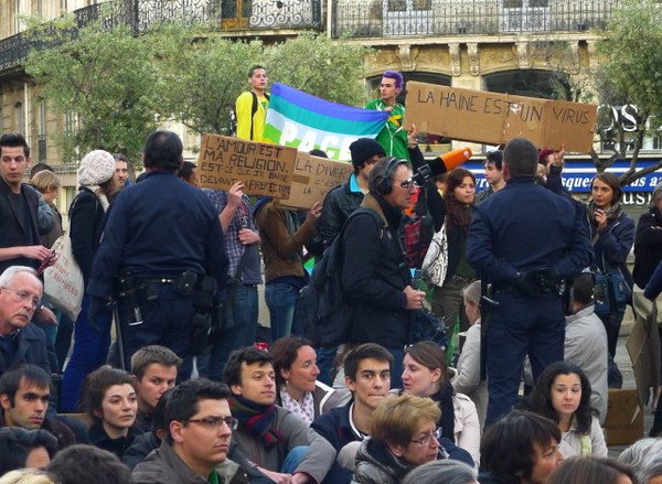 Βούλιαξε το Μονπελιέ από τηλεοράσεις και ρεπόρτερ για τον πρώτο γκέι γάμο στη Γαλλία [εικόνες] | iefimerida.gr 2