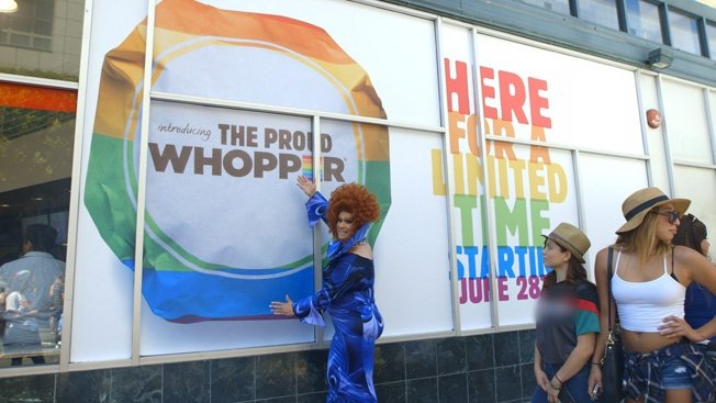 Σε τι διαφέρει ένα γκέι χάμπουργκερ από τα υπόλοιπα [βίντεο] | iefimerida.gr 3