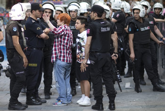Χαμός στην Κωνσταντινούπολη -Βίαιη καταστολή του Gay Pride [εικόνες] | iefimerida.gr 3