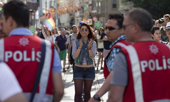 Χαμός στην Κωνσταντινούπολη -Βίαιη καταστολή του Gay Pride [εικόνες] | iefimerida.gr 1