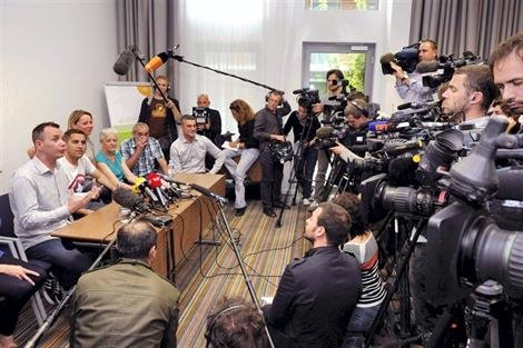 Βούλιαξε το Μονπελιέ από τηλεοράσεις και ρεπόρτερ για τον πρώτο γκέι γάμο στη Γαλλία [εικόνες] | iefimerida.gr 3