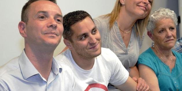 Βούλιαξε το Μονπελιέ από τηλεοράσεις και ρεπόρτερ για τον πρώτο γκέι γάμο στη Γαλλία [εικόνες] | iefimerida.gr 4