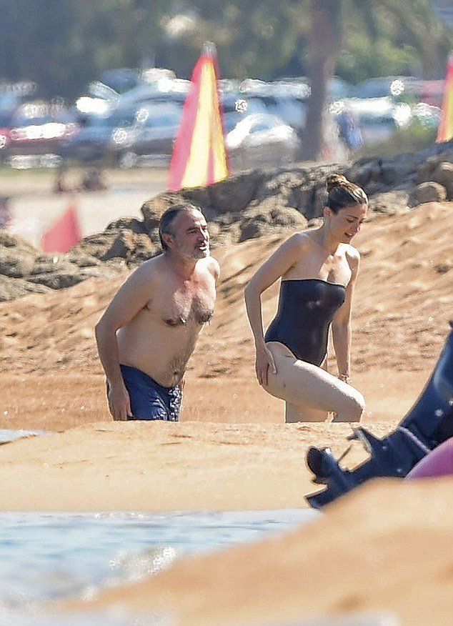 Τέλος ο έρωτας για τον Ολάντ; Η Γκαγιέ εμφανίστηκε με άλλον άνδρα στην παραλία [εικόνες] | iefimerida.gr 1