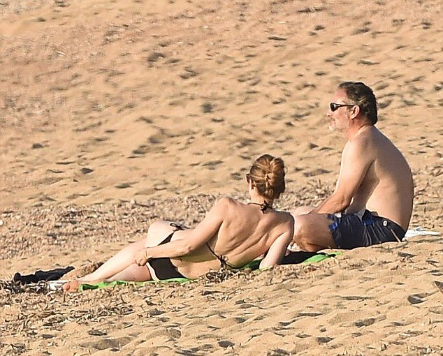 Τέλος ο έρωτας για τον Ολάντ; Η Γκαγιέ εμφανίστηκε με άλλον άνδρα στην παραλία [εικόνες] | iefimerida.gr 2