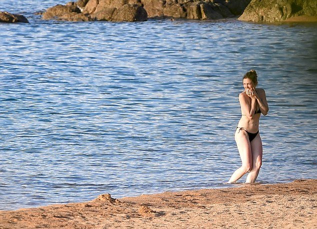 Τέλος ο έρωτας για τον Ολάντ; Η Γκαγιέ εμφανίστηκε με άλλον άνδρα στην παραλία [εικόνες] | iefimerida.gr 4