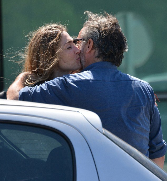 Τέλος ο έρωτας για τον Ολάντ; Η Γκαγιέ εμφανίστηκε με άλλον άνδρα στην παραλία [εικόνες] | iefimerida.gr 5