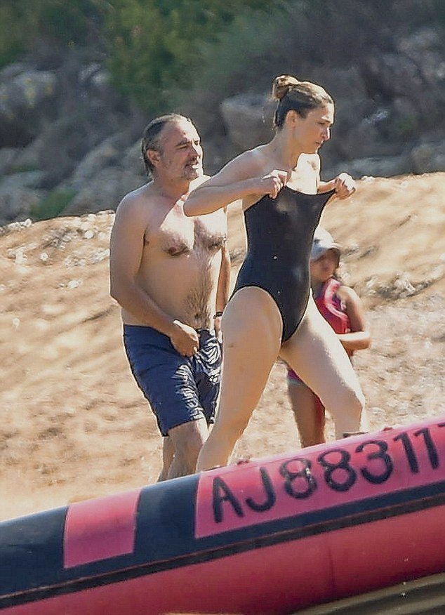 Τέλος ο έρωτας για τον Ολάντ; Η Γκαγιέ εμφανίστηκε με άλλον άνδρα στην παραλία [εικόνες] | iefimerida.gr 0