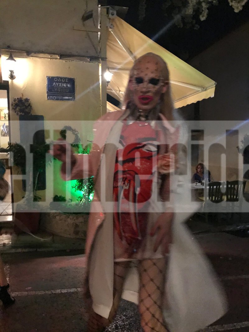 «Παρέλαση» από drag queens στην Πλάκα -Με αφορμή την αναδοχή από ομόφυλα ζευγάρια [εικόνες & βίντεο] | iefimerida.gr 1
