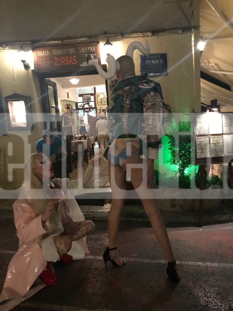 «Παρέλαση» από drag queens στην Πλάκα -Με αφορμή την αναδοχή από ομόφυλα ζευγάρια [εικόνες & βίντεο] | iefimerida.gr 0