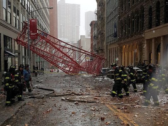 Επεσε γερανός στη Νέα Υόρκη: Ενας νεκρός, δυο σοβαρά τραυματίες [εικόνες & βίντεο]  | iefimerida.gr 0