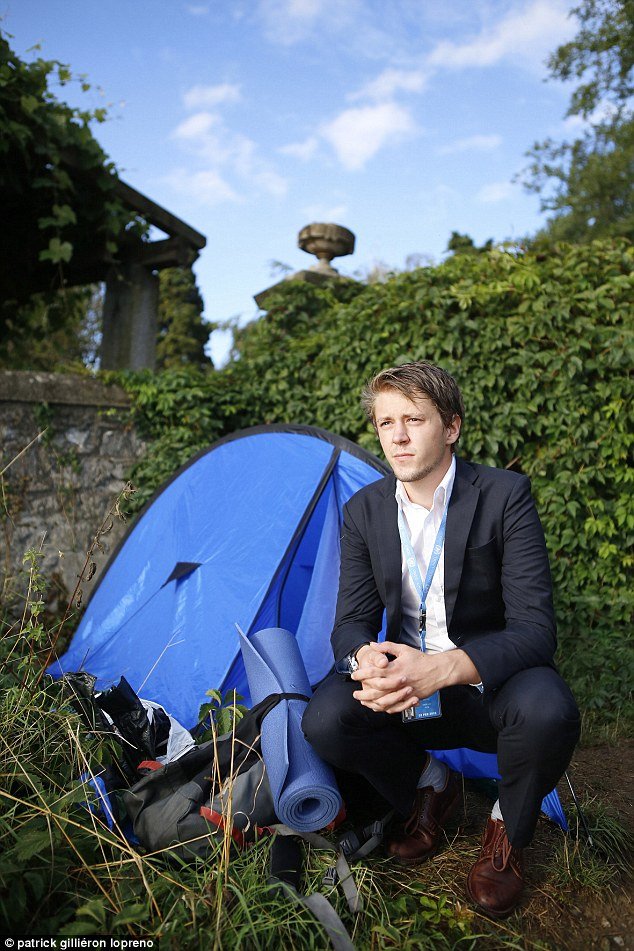 Σάλος στη Γενεύη: Ασκούμενος του ΟΗΕ κοιμόταν σε σκηνή -Δεν είχε να πληρώσει το ενοίκιο [εικόνες] | iefimerida.gr 1