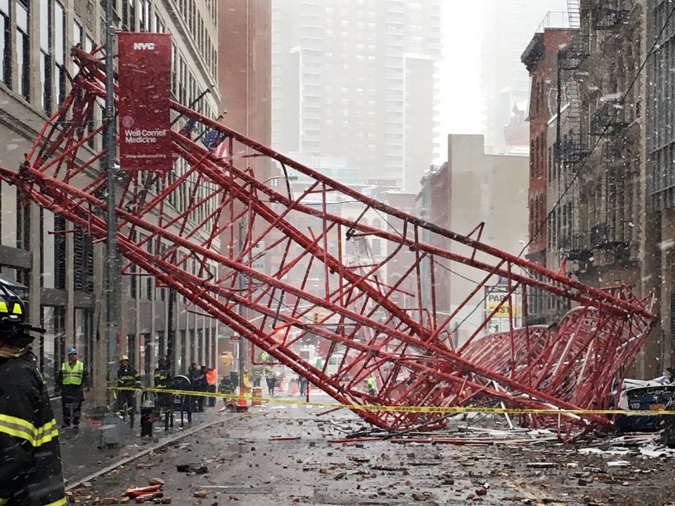 Επεσε γερανός στη Νέα Υόρκη: Ενας νεκρός, δυο σοβαρά τραυματίες [εικόνες & βίντεο]  | iefimerida.gr 1