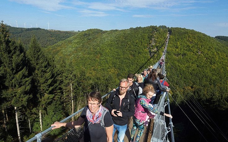 Η μεγαλύτερη κρεμαστή γέφυρα της Γερμανίας έχει μήκος 370 μέτρα [εικόνες]  | iefimerida.gr 1
