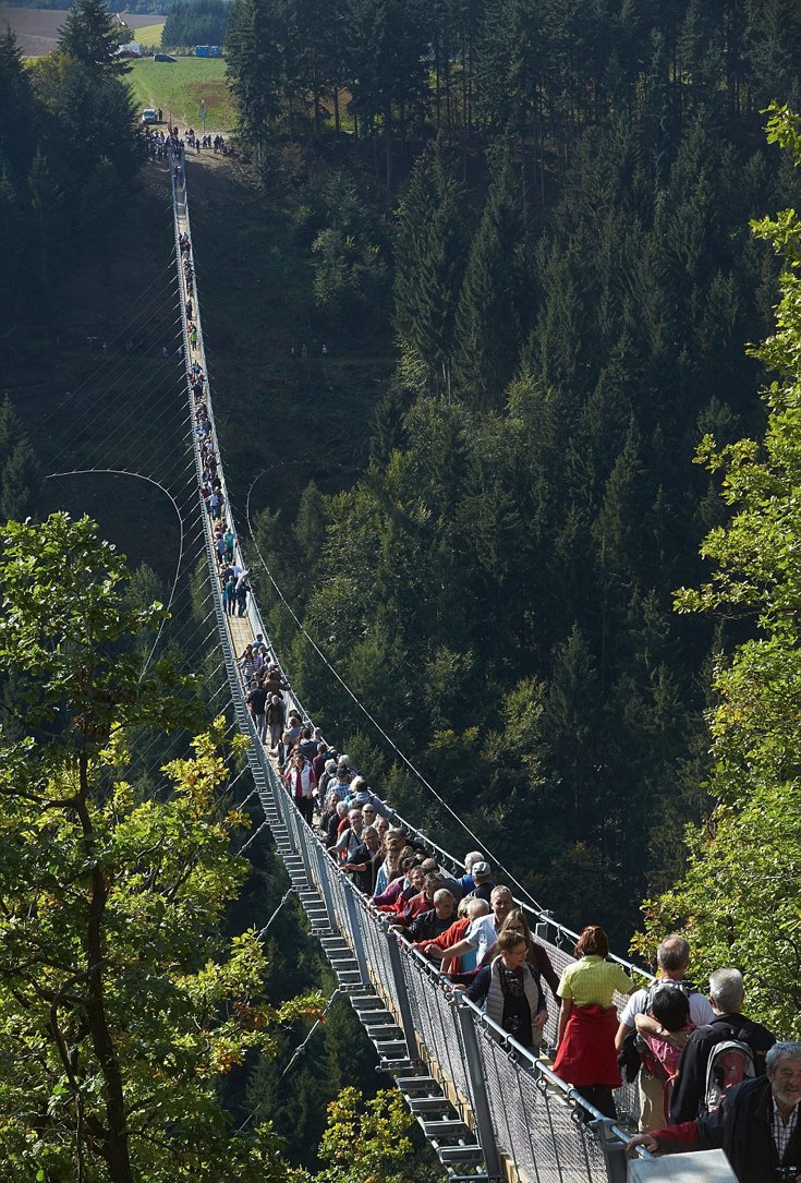 Η μεγαλύτερη κρεμαστή γέφυρα της Γερμανίας έχει μήκος 370 μέτρα [εικόνες]  | iefimerida.gr 2