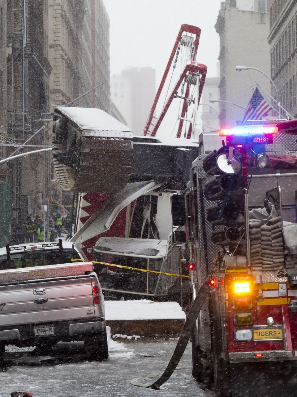 Επεσε γερανός στη Νέα Υόρκη: Ενας νεκρός, δυο σοβαρά τραυματίες [εικόνες & βίντεο]  | iefimerida.gr 2