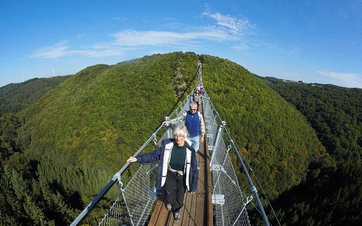 Η μεγαλύτερη κρεμαστή γέφυρα της Γερμανίας έχει μήκος 370 μέτρα [εικόνες]  | iefimerida.gr 3